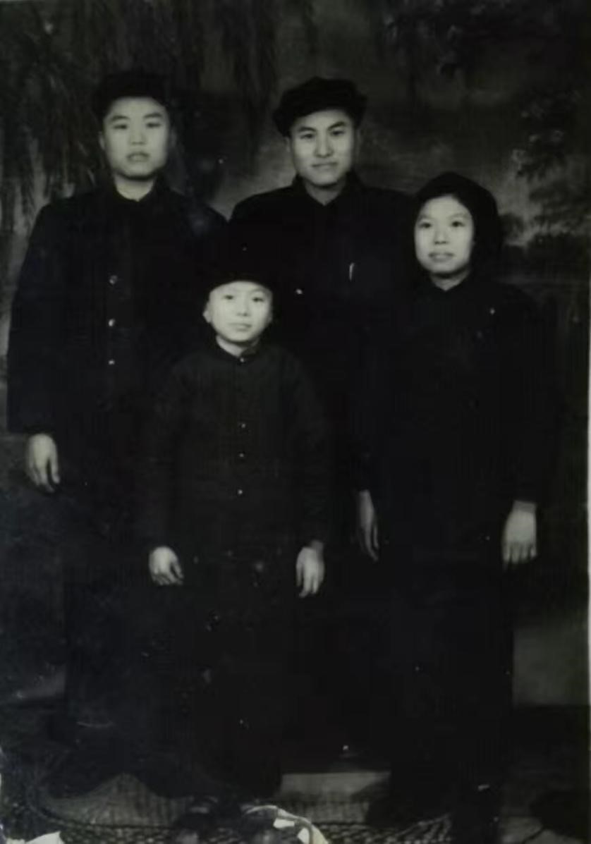 凌家四兄妹，后排左起凌炳元、凌正元，前排左起凌雪元、凌川弟（核物理科學(xué)家）