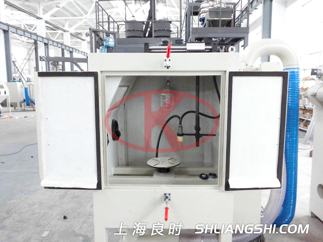 上海良時為貴州某航空發(fā)動機公司設(shè)計制造半自動噴砂機