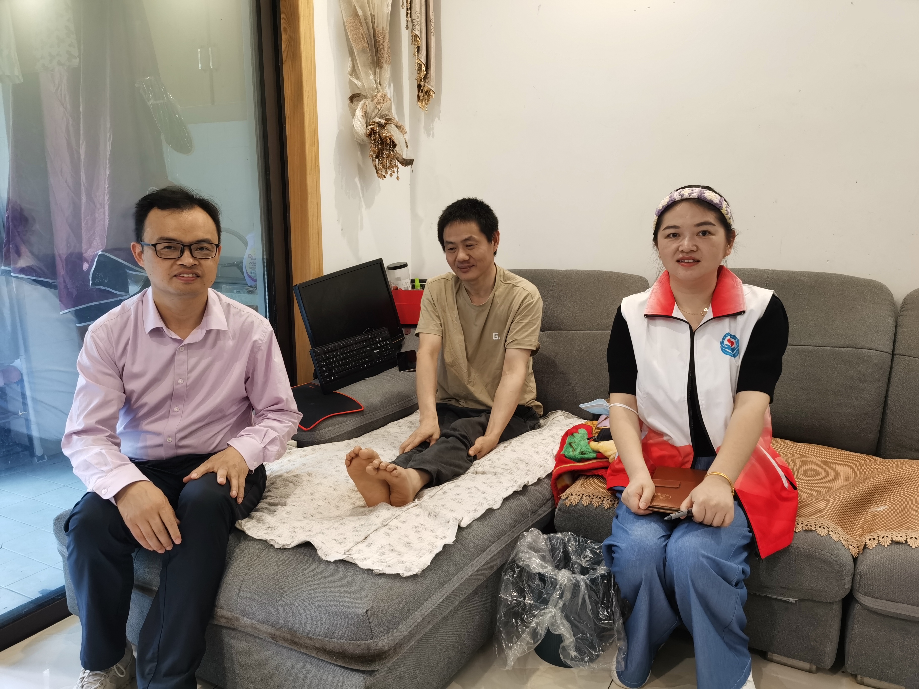 用愛(ài)溫暖人心-上海凌鏗慈善基金會(huì)向戴先生家庭提供援助
