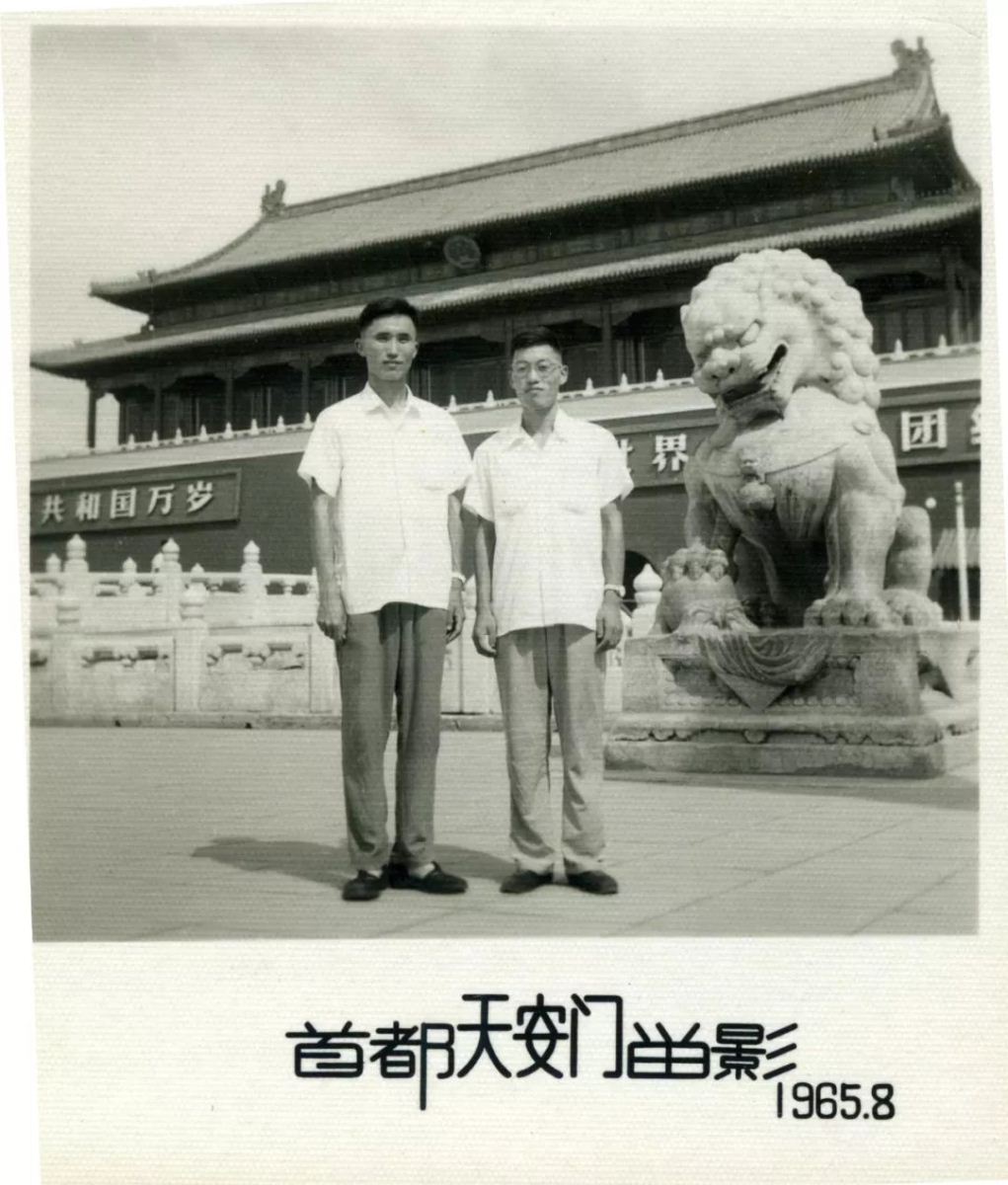 **原訓(xùn)練班學(xué)員徐研人（左）、羅文比赴哈爾濱參加第4次計算機學(xué)術(shù)會議，路過北京。**