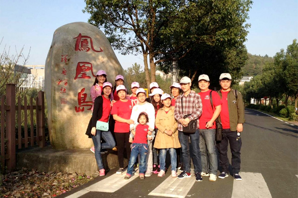 上海良時(shí)大別山助學(xué)之旅出發(fā)了，助學(xué)+拓展+野營(yíng)。